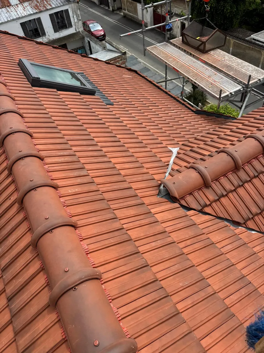 Toiture en tuiles avec fenêtre de toit, vue sur rue